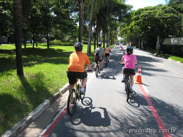 passeio de bike na ciclofaixa de lazer em São Paulo - av. prof. fonseca rodrigues