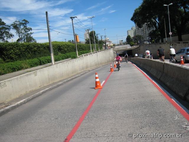 passeio de bike na ciclofaixa de São Paulo - perto da avenida do Jóquei passeio de bike na ciclofaixa de São Paulo - perto da avenida do Jóquei