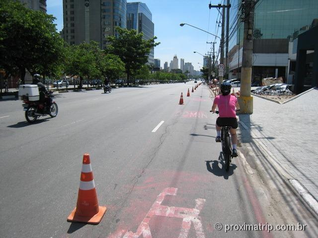 passeio de bike na ciclofaixa de São Paulo - av. Juscelino Kubitscheck