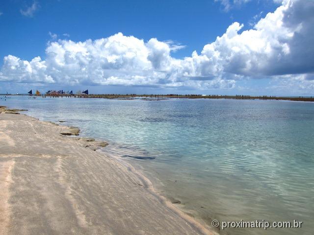 água com várias tonalidades no mar de porto de galinhas