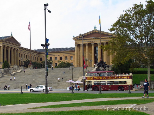 ônibus hop on hop off testado por nós, em frente ao Philadelphia Museum of Art.