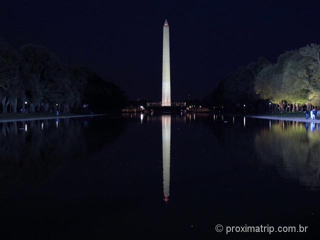 Washington Monument visto do Lincoln Memorial - foto noturna