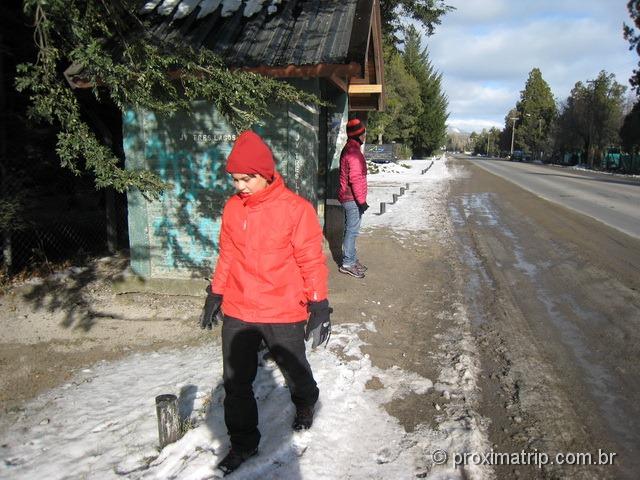 Pegando ônibus na av. Ezequiel Bustillo. Destino: Cerro Campanario, em Bariloche