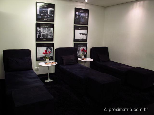 Sala Vip Mastercard Black no Aeroporto de Guarulhos - sofás