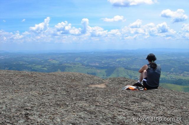 Contenplando a vista na Pedra Grande de Atibaia