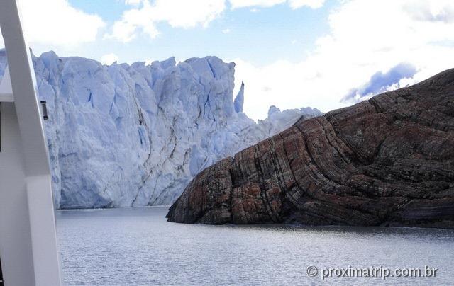 passeio de barco próximo as paredes do glaciar Perito Moreno