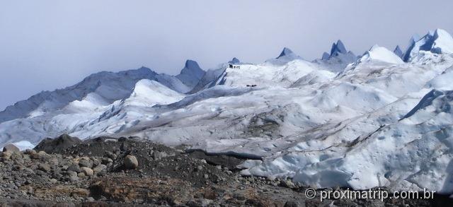 Glaciar Perito Moreno - pessoas fazendo trekking sobre o glaciar