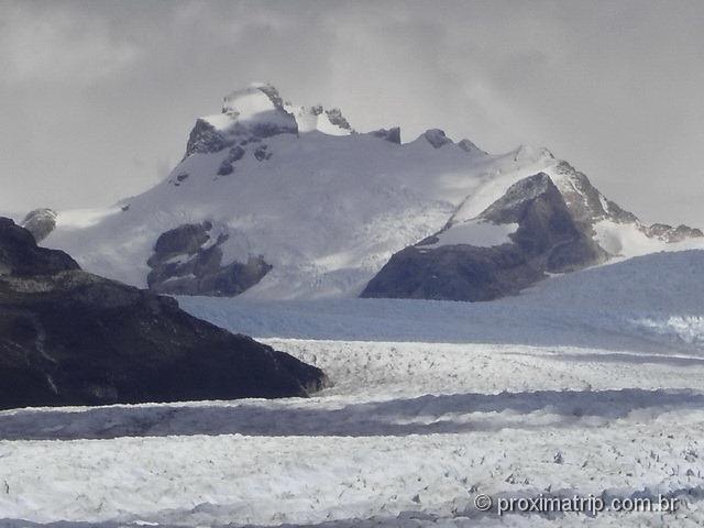 Glaciar Perito Moreno - um rio de gelo que escoa lentamente monhanha abaixo