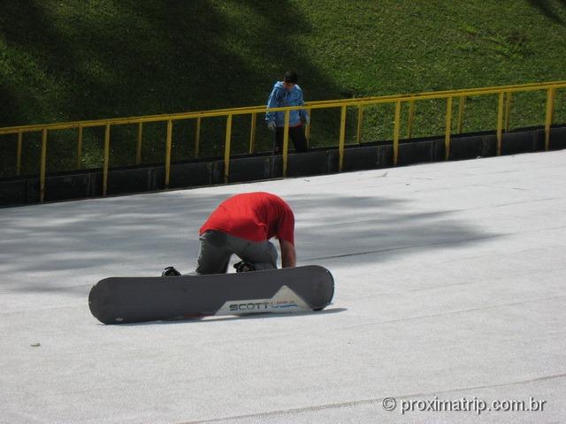 Não é fácil "esquiar" na pista de ski do Ski Mountain Park - São Roque