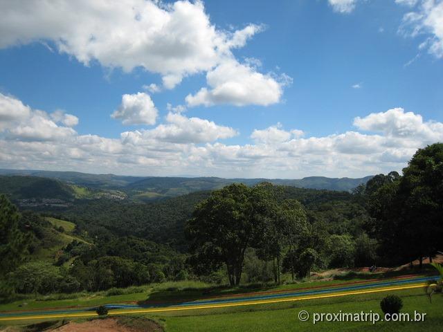 Tobogã enorme do Ski Mountain Park, visto do teleférico - São Roque