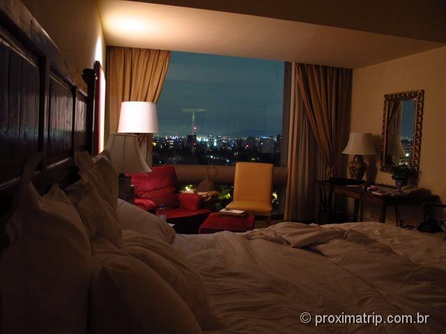 Quarto com ampla janela com vista para a Cidade do México - Hotel JW Marriot • Review Proxima Trip