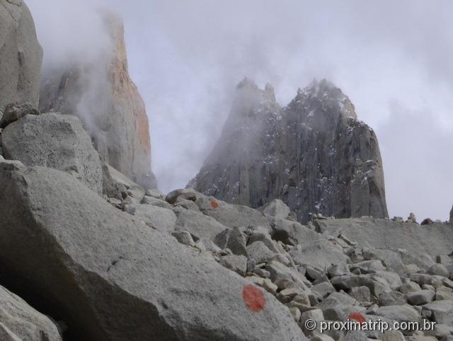 Torres del Paine - trilha do Mirador de Las Torres - último trecho, subida de pedras - marcas indicam a trilha