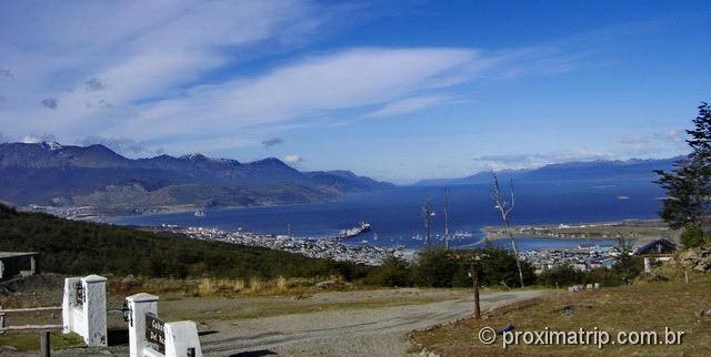 Foto de Ushuaia e canal de Beagle tirada da rua Luis Fernando Martial