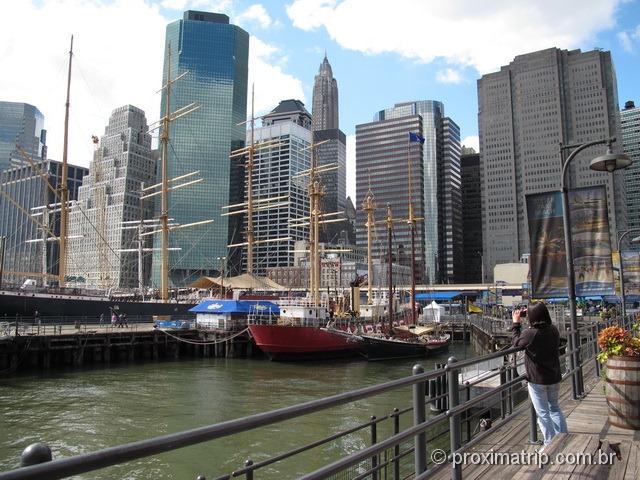 Pier 17 - barcos com arranha céus ao fundo - Nova York