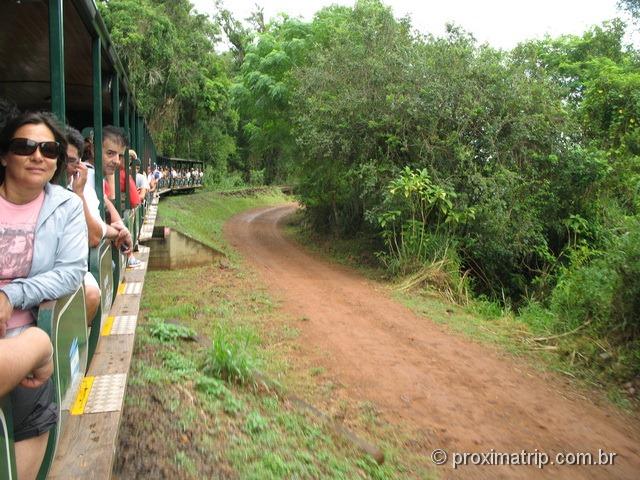 trem que leva a estação garganta do diabo - cataratas do Iguaçu