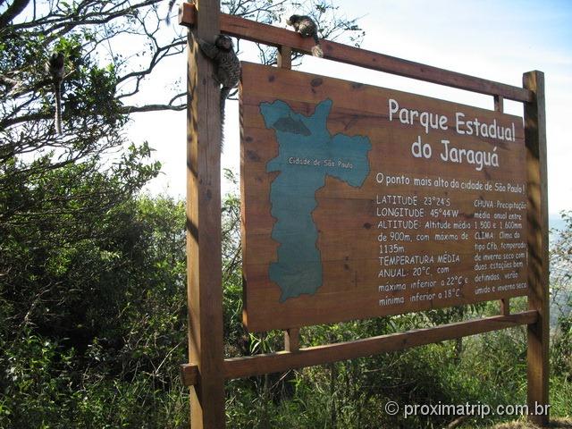 Micos sagui na placa do Parque Estadual do Jaraguá - zona norte de São Paulo