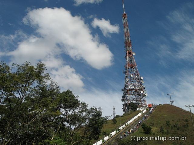 Escadas de acesso ao mirante da cidade de São Paulo, localizado ao pé da antena do Pico do Jaraguá