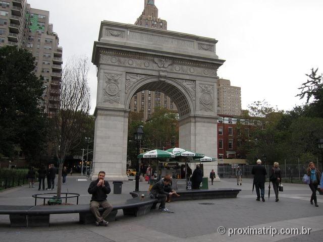 Comendo um hot dog apimentado no Washington Memorial Arch Washington Square Park - Nova York