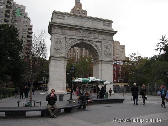 Comendo um hot dog apimentado no Washington Memorial Arch Washington Square Park - Nova York Comendo um hot dog apimentado no Washington Memorial Arch Washington Square Park - Nova York