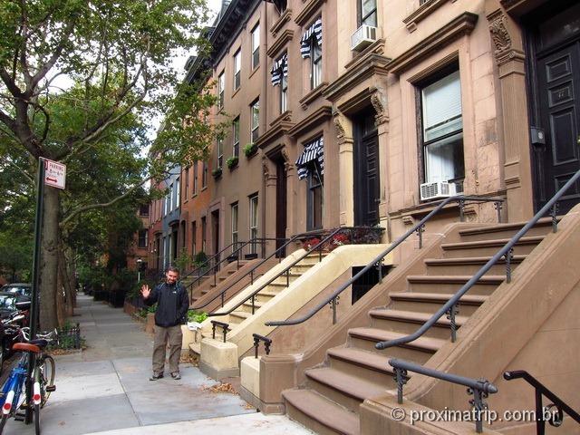 casas típicas no Brooklyn - aquelas com escadas na porta que aparecem nos filmes americanos