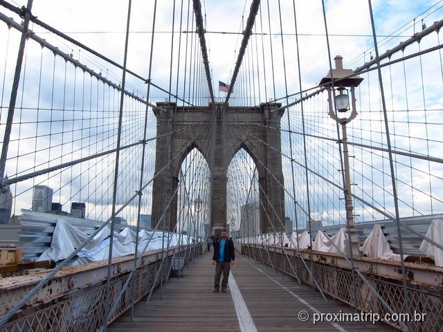 caminhando pela Ponte do Brooklyn - Nova Yorque
