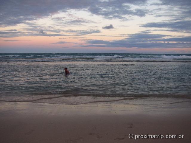 A tranquila praia de muro alto ao entardecer - Porto de Galinhas