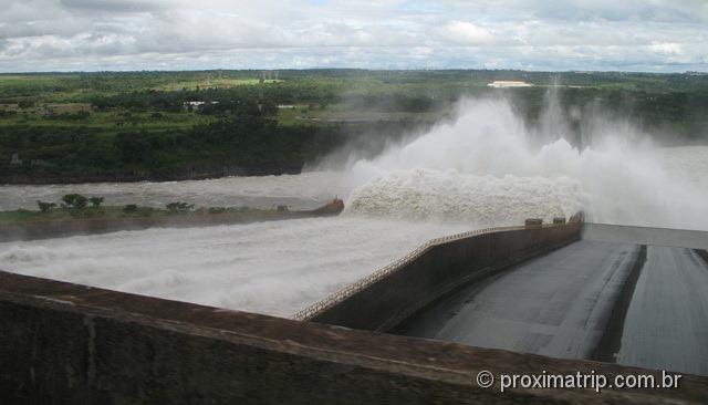 Vertedouro em operação - usina de itaipú - Foz do Iguaçu