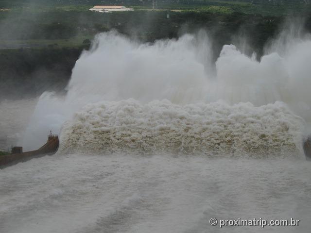 Vertedouro em operação - usina de itaipú - Foz do Iguaçu