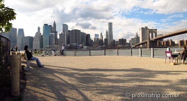 descansando no Brooklyn Bridge Park