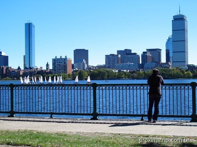 skyline de Boston e barcos à vela no Charles River