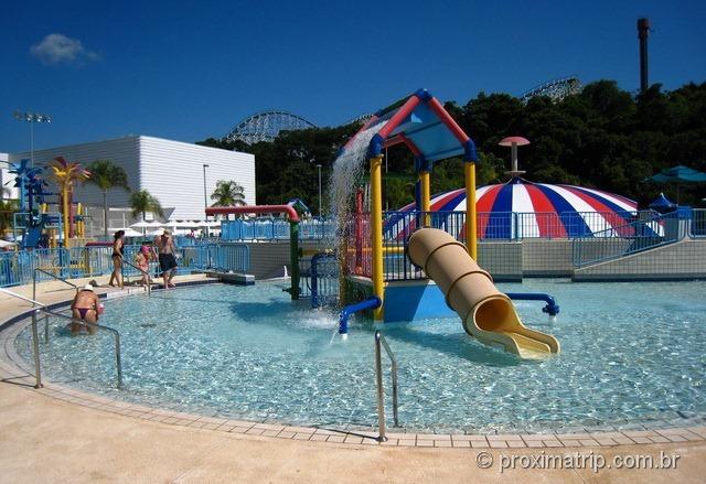 Piscina para crianças e Bubble jump ao fundo - Wet'n Wild de Itupeva