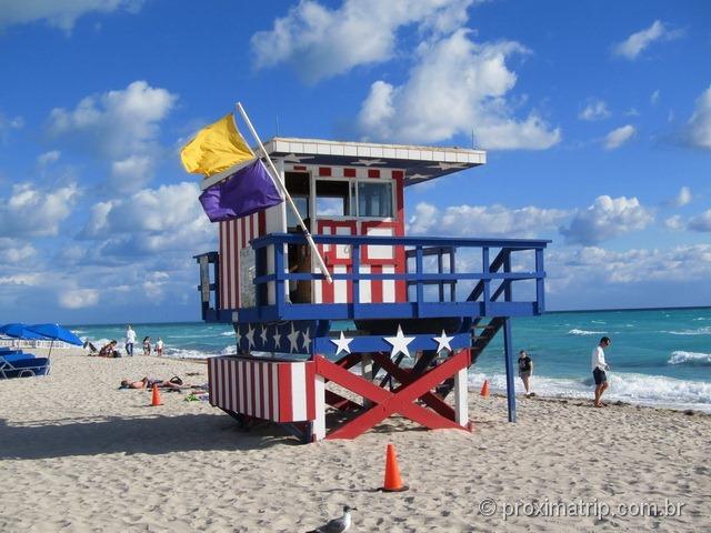 Posto salva-vidas pintado com as cores da bandeira dos EUA - South Beach - Miami