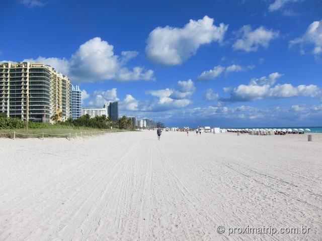 Enorme faixa de areia muito utilizada para prática de caminhada e exercícios em Miami South Beach