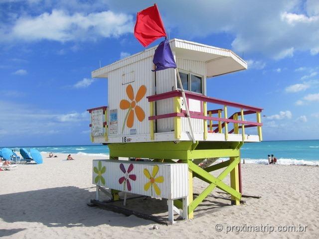 Posto salva-vidas colorido em south beach - Miami