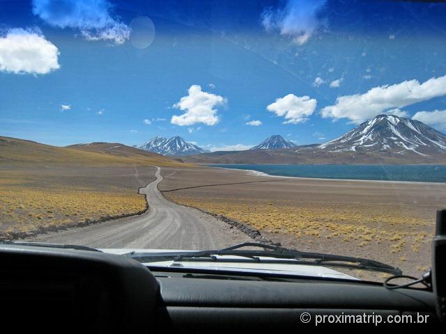 Estrada dentro da reserva nacional Los Flamencos - Lagunas Miscanti e Miñiques