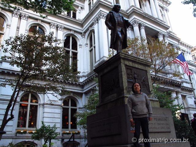 estátua de Benjamin Franklin em frente da primeira escola pública da América - Boston - EUA