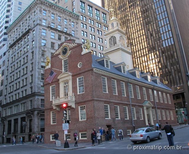 O contraste entre a Old State House e os Prédios Modernos