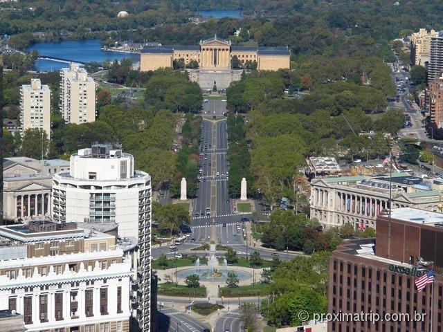 Vista do Museu de Arte da Philadelphia, Logan Square e Benjamin Franklin Parkway, todos vistos do mirante do City Hall na Filadélfia 