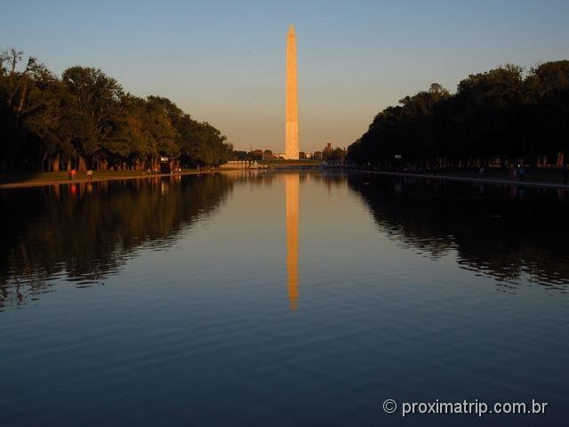 Washington Monument e a reflecting pool, vistos do Lincoln Memorial