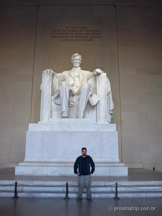 Estátua de Abraham Lincoln sentado em sua cadeira no Lincoln Memorial - Washington DC