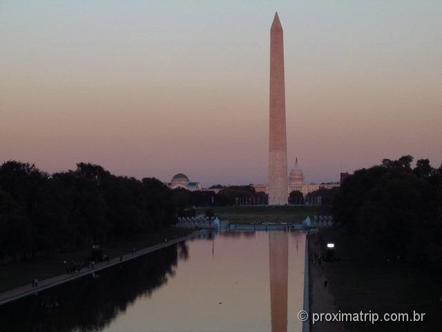 Washington Monument e o Capitólio vistos do Lincoln Memorial e reflecting pool
