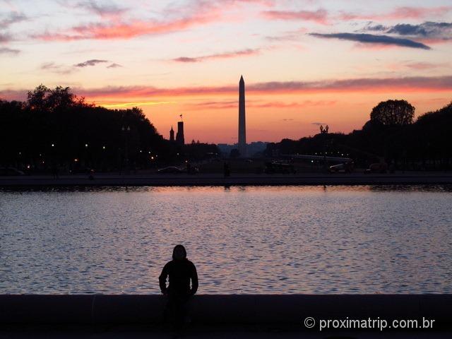O Washington Monument e o Espelho d’água no por do sol - vistos a partir do Capitólio