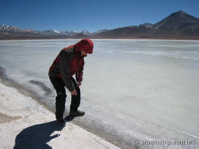 Pisando águas congeladas laguna blanca Reserva Nacional Eduardo Avaroa Bolívia