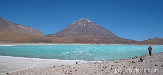 Laguna Verde e vulcão Licancabur ao fundo 