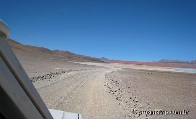 Estrada que dá a volta nas Lagunas Verde e blanca - Reserva Nacional Eduardo Avaroa - Bolívia