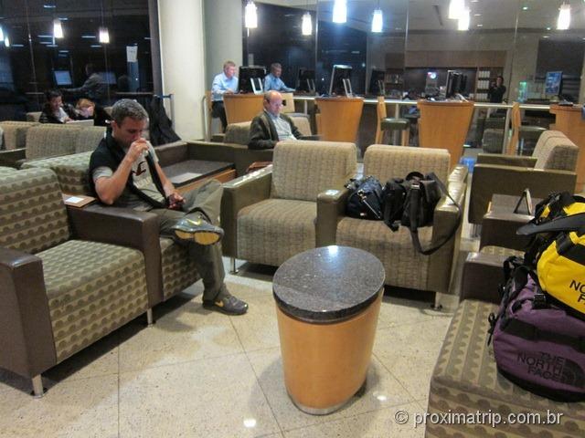 Poltronas e sofás da sala VIP Admirals Club (portão D15) no Aeroporto internacional de Miami - MIA