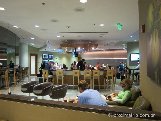 Onde são servidos os drinks - sala VIP Admirals Club (portão D15) no Aeroporto internacional de Miami - MIA