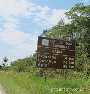 Caverna do diabo - placas indicam o caminho na estrada