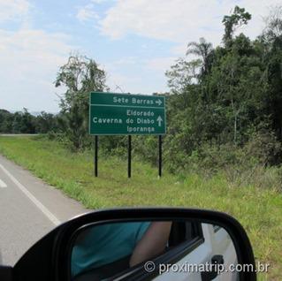 Caverna do diabo - placas indicam o caminho na estrada