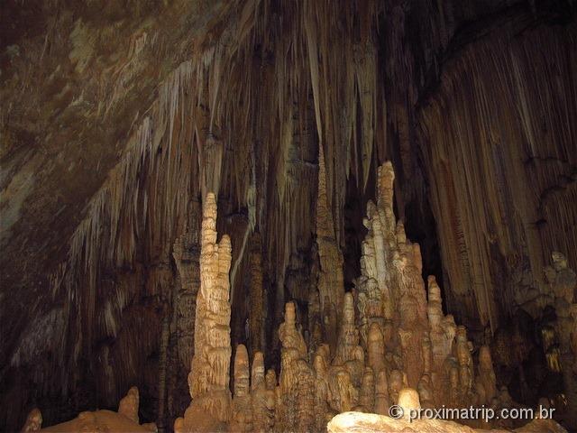 Estalactites e Estalagmites na Caverna do diabo